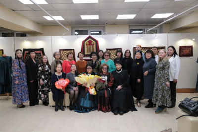 В картинной галерее открылась выставка народной мастерицы из Айхала /  Мирный Мирнинский Республика Саха (Якутия)