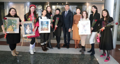 Во Дворце культуры «Алмаз» проходит фотовыставка «Камера, свет, мамы!» /    