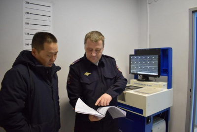 Директор Якутской кадетской школы посетил дежурную часть Северо-Восточного ЛУ МВД РФ на транспорте / ЯСИА   