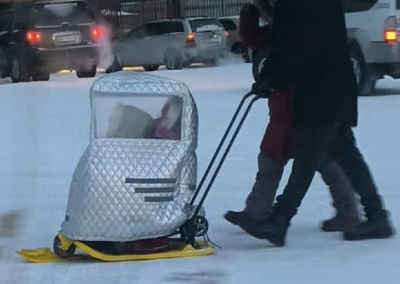 Фотофакт: портативный гараж для детских санок / ЯСИА   Республика Саха (Якутия)