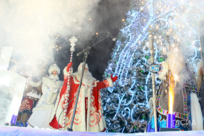 На площади Орджоникидзе зажгли ёлку Якутска / Дьулустаан Сергеев   