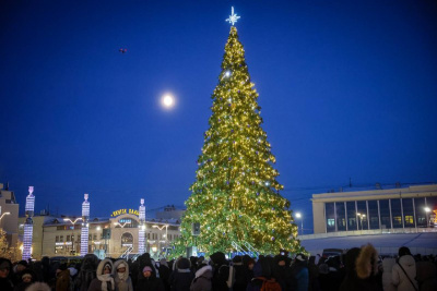 «Елочка, гори!»: В Якутске зажгли первую в России новогоднюю елку / Нарыйа Пахомова   