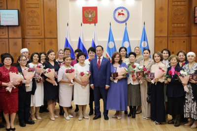 Айсен Николаев вручил государственные награды матерям Якутии / ЯСИА   