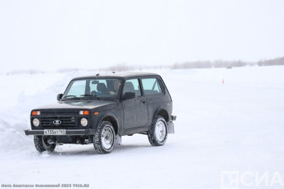 На разборном мосту через реку Сунтар в Оймяконском районе увеличили грузоподъемность / ЯСИА   