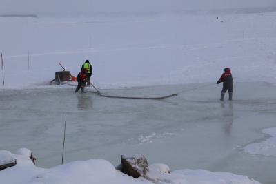 На устройстве ледовой переправы Хатассы - Нижний Бестях расчищают торосы / ЯСИА   