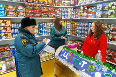 Сотрудники МЧС провели рейд по местам реализации пиротехнических изделий / ЯСИА   