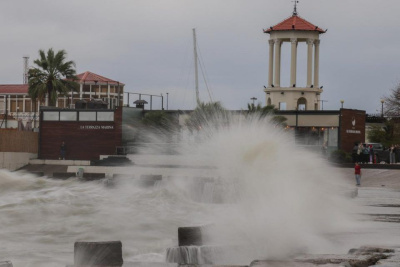 Ветер до 144 км/ч, массовые подтопления и погибшие: что известно об урагане на Юге России / ЯСИА   