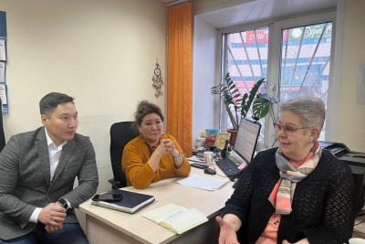 Комиссия депутатов Якутской гордумы ознакомилась с работой центра помощи семьям участников СВО / ЯСИА   