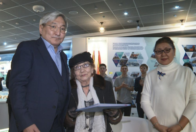 В Мирном копию алмаза «Николай Шемяков» передали его семье /    