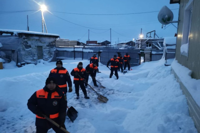 Спасатели Якутии продолжают оказывать помощь семьям участников СВО / ЯСИА   