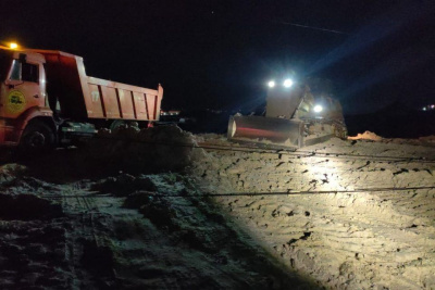 Спецтехника уронила электрический столб в Якутске / ЯСИА Якутск Якутск Республика Саха (Якутия)