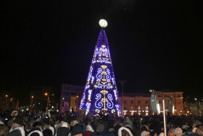 На площади Орджоникидзе в Якутске торжественно зажглись огни новогодней ёлки / ЯСИА Якутск Якутск Республика Саха (Якутия)