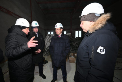 Айсен Николаев проверил ход строительства второго корпуса средней школы №1 в Мирном / ЯСИА   