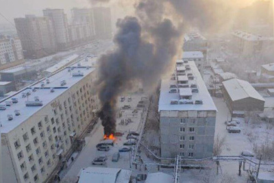 Автомобиль сгорел в Якутске во дворе жилого дома / Саина Титова Якутск Якутск Республика Саха (Якутия)