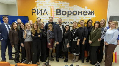 Секретарь СЖР Роман Серебряный провел мастер-класс по работе с ИИ для сотрудников РИА «Воронеж» /    