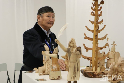 Мастер резьбы по дереву из Горного района представил героев Олонхо на фестивале NeoOlonkho в Якутске / Нарыйа Пахомова Якутск Якутск Республика Саха (Якутия)