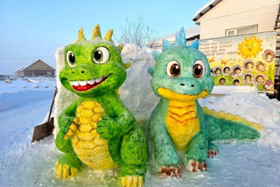 Фотофакт: два снежных дракончика украсили село Крест-Хальджай Томпонского района / ЯСИА   
