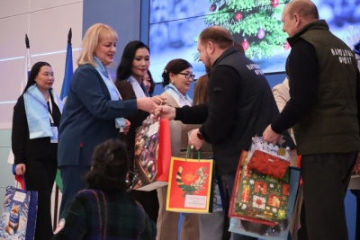 Участники конкурса «Учитель года» передали новогодние подарки для детей из семей участников СВО / Майя Гоголева   