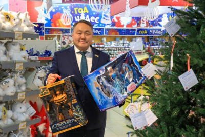 Председатель Якутской городской Думы принял участие в «Елке добра» / ЯСИА   