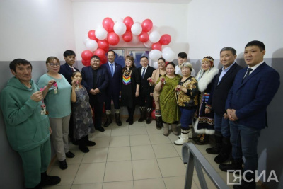 В селе Юрюнг-Хая Айсен Николаев вручил ключи от новых квартир переселенцам из аварийного жилья / ЯСИА   