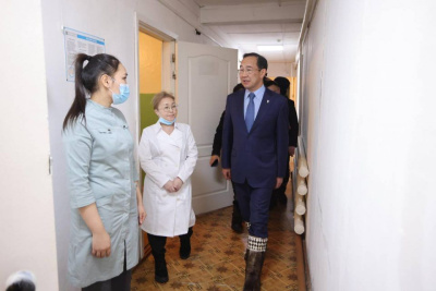 Айсен Николаев поручил найти возможность строительства нового здания больницы в селе Юрюнг-Хая / ЯСИА   