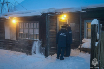 В Якутске специалисты МЧС ежедневно выходят в рейды по пожарной профилактике / ЯСИА Якутск Якутск Республика Саха (Якутия)