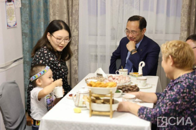 Глава Якутии в Саскылахе навестил семью участника СВО / ЯСИА   