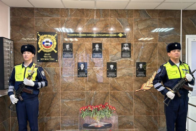 В Якутске открыли мемориальную доску в память о погибших сотрудниках Госавтоинспекции / ЯСИА Якутск Якутск Республика Саха (Якутия)