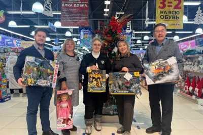 Депутаты Якутской гордумы исполнили желания детей о новогодних подарках / ЯСИА   