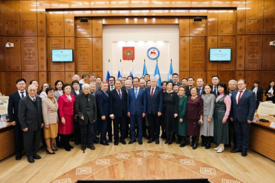 Айсен Николаев вручил награды сотрудникам Академии наук Якутии / Саина Титова   