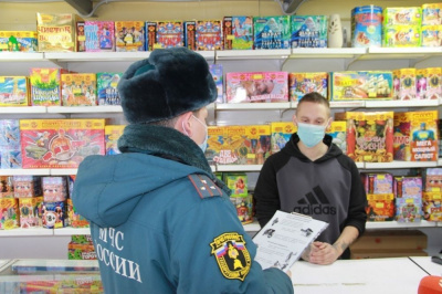 В Мирном проверят торговлю пиротехнической продукцией /    