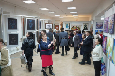 В Якутске открыли выставку Александра Гоголева — Сатал «Күн аптаах ситимэ» / ЯСИА Якутск Якутск Республика Саха (Якутия)