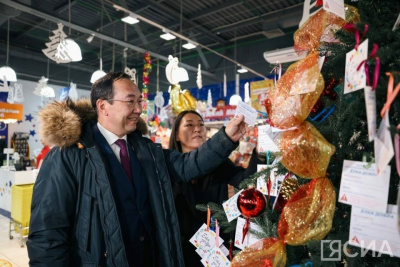 Айсен Николаев принял участие в акции «Ёлка добра» и исполнил новогодние желания детей  / ЯСИА   