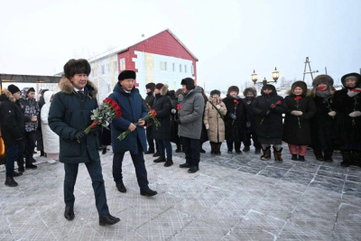 Глава Якутии возложил цветы к памятнику Герою Советского Союза Федору Попову / ЯСИА   