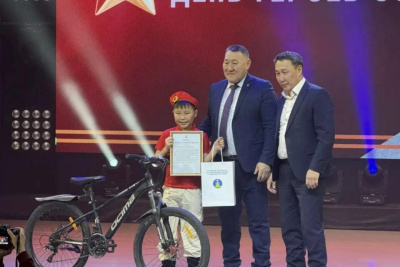 В Усть-Алданском районе наградили девятилетнего мальчика, спасшего мужчину / Саина Титова   