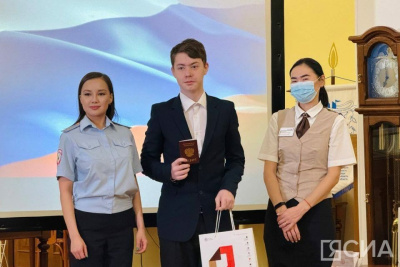 В Якутске юным горожанам торжественно вручили паспорта ко Дню Конституции РФ / Мария Архипова Якутск Якутск Республика Саха (Якутия)