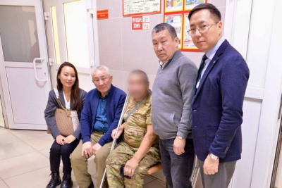 Бойцам СВО из Якутии, проходящим лечение в госпиталях Приморского края, передали новогодние наборы / ЯСИА   