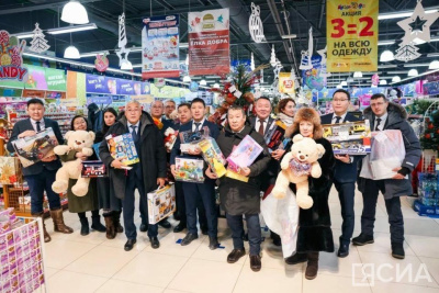 Дмитрий Садовников и руководители курируемых ведомств приняли участие в «Елке добра» / ЯСИА   