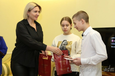 Школьникам Удачного подарили брошюры Конституции РФ /    