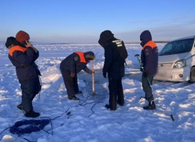 По факту провала под лед реки Лены трактора с двумя людьми проводится процессуальная проверка /    