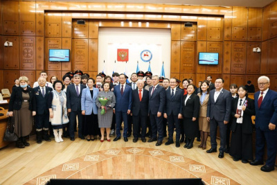 Государственные награды вручил в День Конституции РФ глава Якутии / Дьулустаан Сергеев   