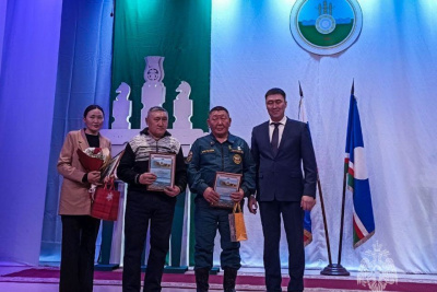 Памятный знак вручили сотруднику МЧС Якутии Василию Петрову за спасение утопающих детей / ЯСИА   