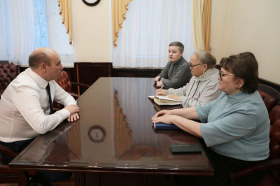 Председатель Комитета солдатских матерей встречается с семьями солдат /    