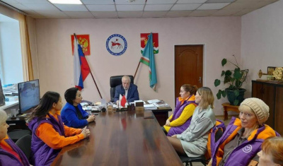 Глава Алдана вручил благодарственные письма волонтерам / ЯСИА   