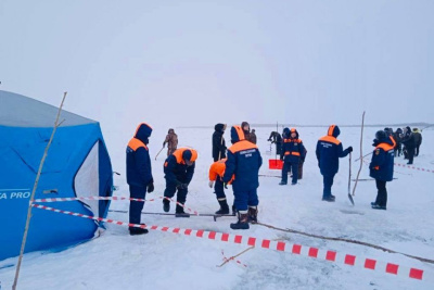 Спасатели Якутии продолжают поиски мужчин из провалившегося под лед трактора / ЯСИА   