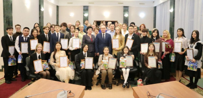 Александр Басыров вручил школьникам премию «Время достойных» /    