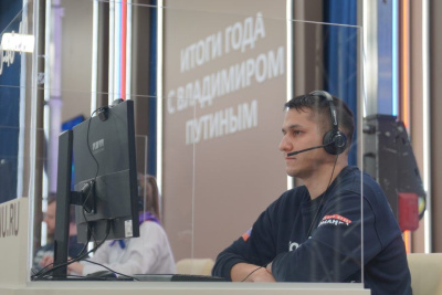 Активисты «Молодёжки» из Якутии помогли принимать обращения на прямую линию с Путиным / ЯСИА   