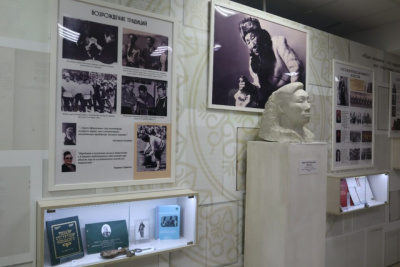 В Якутске открылась выставка к 125-летию Сергея Зверева — Кыыл Уола / Майя Гоголева   