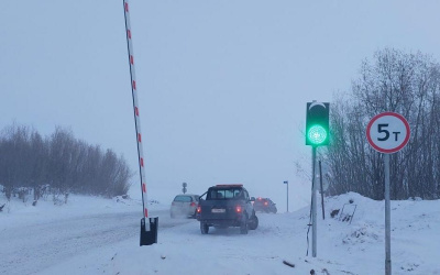 На ледовой переправе Хатассы - Павловск увеличили грузоподъёмность / ЯСИА   
