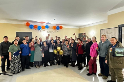 Ключи от новых квартир вручили переселенцам из аварийного жилья в Намском районе  / ЯСИА   